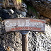 <b>Alla quota di circa 820 m, un cartello ligneo invita a visitare la “Cava La Brusata … un mondo da scoprire…”.</b>