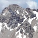 Über die Schneerinne rechts unterhalb des Berges lässt sich der Gipfel erreichen.