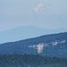 Blick vom Hällchöpfli über die Juraberge zum Blauen im Schwarzwald
