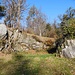 una postazione di una batteria scavata nella roccia, situata sopra il laghetto di Montegrino (Bolle)