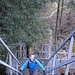 Eine Eisentreppe führt über das steile Waldstück oberhalb der Brücke