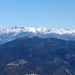 Rund 90 km entfernt: die schneebedeckten Gipfel entlang des Alpenhauptkamms