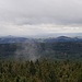 Blick gen Südwesten, markant der hinten links aufragende Rauhe Kulm, ein alter Vulkanschlot