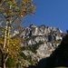 Die Felsen unterhalb des Hahnenbands im Herbstlicht