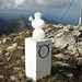 ...einen Schneemann, der nach Österreich winkt.