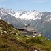 Die Salbithütte liegt an einer wunderschönen Lage mit Blick über das Reusstal und die umliegenden Berge