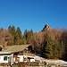 Berggasthof Riederstein, dahinter der gleichnamige Berg mit der Gipfelkapelle