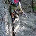 Die Schlüsselstelle an Tag 2: Bei einem Riss muss man ein paar Meter im Fels senkrecht hinaufsteigen, wieder unterstützt von einem Seil. 