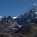 links vom Arakam Tse (6423m), das Spitzli in der Bildmitte - genau, das ist der Mount Everest ...
