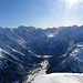 Gipfelblick ins tief eingeschnittene Bergell - was für eine extreme Landschaft