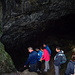 Geologi scendono in un tunnel di lava non turistico.