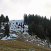 Rückblick auf den schneebedeckten und vereisten Wanderweg