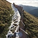 L'ombra delle pietre ha mantenuto la neve sul sentiero fra l'Alpe Nadig e l'Alpe Genor.