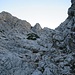 Der Schotterreise folgt eine seichte Rinne hinauf zum Süd-West Grat.