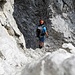 Gleich darauf wieder in eine Scharte die gerade breit genug ist um darin zu stehen. Es folgt die letzte klettertechnische Herausforderung des Tages.