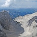In der Rinne zw. mittlerer und nördlicher Jägerkarspitze versuche ich den Abstieg. Ich komme hier gut runter. Einzige Einschränkung: man muss sich absolut sicher sein, niemanden unter sich zu haben, weil hier bröselt alles.