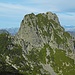 Der Monte Pedum gibt ein beeindruckendes Bild ab. Durch die steile Latschenflanke erfolgt der Anstieg zur Schlucht und von dort geht es weiter in die Scharte knapp links des höchsten Punkts.