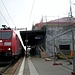 Wer es nicht glaubt, hier der Bahnhof von der anderen Seite
[https://www.youtube.com/watch?v=HAsrOCj6a5k]