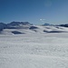 Unterwegs im ebenen Gelände zum Col de la Lé, dessen riesiges Gipfelkreuz bereits zu sehen ist.