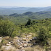 Im Aufstieg zum Sveti Jure - Rückblick. Weiter hinten sind die Dächer von kleinen Gebäuden als Farbkleckse im Grün zu erahnen: rot (vermutlich Šućureve) und grau (Gućeve).