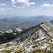 Im Aufstieg zum Sveti Jure - Ausblick kurz vor Erreichen des Gipfels. Im Hintergrund dürften Veliki Šibenik (1.314 m) und Mihovil zu sehen sein (rechts).