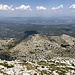 Im Aufstieg zum Sveti Jure - Ausblick kurz vor Erreichen des Gipfels. Im Hintergrund dürften das Vran- und Čvrsnica-Massiv (rechts) in Bosnien und Herzegowina zu erahnen sein, davor die kroatische Kleinstadt Imotski.