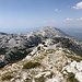 Sveti Jure - Ausblick im Gipfelbereich, u. a. auf den weiteren Verlauf des Biokovo-Kammes in etwa nordwestliche Richtung. Etwa in Bildmitte sind ein Verkaufshäuschen und der kleine Parkplatz zu sehen, wo die "Besteigung" des Berges für alle Motorisierten endet.