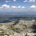 Sveti Jure - Ausblick im Gipfelbereich. Im Hintergrund dürften das Vran- und Čvrsnica-Massiv (rechts) in Bosnien und Herzegowina, davor die kroatische Kleinstadt Imotski.