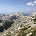 Sveti Jure - Ausblick im Gipfelbereich, u. a. auf den weiteren Verlauf des Biokovo-Kammes in etwa nordwestliche Richtung. Unten ist das schmale Sträßchen zu erahnen, das sich bis fast zum Gipfel schlängelt.