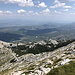 Sveti Jure - Ausblick im Gipfelbereich in etwa östliche Richtung. Dabei ist u. a. die Autobahn A1 zu sehen, hinten bereits Gebiet in Bosnien und Herzegowina, u. a. Čvrsnica-Massiv (links).
