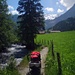 Schöner Weg dem Engstligen Fluss entlang