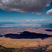 Blick vom Lengai über das Massai Land bis zum rot-schimmernden Lake Natron