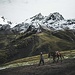 Peruaner vor Gebirgswelt auf dem Weg zum Winikunka (Rainbow Mountain)
