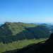 Auf der Schattenseite unterwegs beneidet man schon einmal die Sonnenseite an der Alp Sigel.