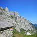 An den Alphütten von Häderen beeindrucken die Steiwände der mittleren Alpsteinkette.