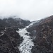 Der Weg nach Gokyo wird nun Karg und es geht in schuttiges Moränengelände des riesigen Ngozumpa Gletschers