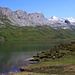 Am Ufer vom Tannensee (1976m). Über dem See erheben sich die vielen tollen Kraxelberge der Östlichen Melchtaler Alpen. Von links nach rechts: Hohmad (2441m), Chli Hohmad (2491m), Barglen / Schiben (2669m), Rotsandnollen (2700m), Henglihorn (2627m) und Schwarzhorn (2639m).