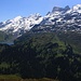 Trotz seiner Unscheinbarkeit bietet das Gipfelchen Höfli (2007m) eine tolle Aussicht zur Titlis- und Wendenstockgruppe.<br /><br />Von links nach rechts: Titlis (3238,3m), Reissend Nollen (3003m), Chli Wendenstock (2957m), Gross Wendenstock (3042m), Pfaffenhuet (3009m) und Mähren (2970,0m). 