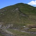 Die grasige, 50m hohe Westflanke der Erzegg (2200m).