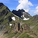 Aussicht vom Balmeregghorn (2255m) auf die weiteren Gipfelziele Talistock (rechts; 2297m) und Rothorn (links; 2525,6m). Hinten ist der wuchtige Glogghüs (2534m).