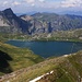Aussicht vom Talistock (2297m) auf den Melchsee (1891) und die Alp Melchsee-Frutt (1902m).<br /><br />Düster wacht der Haupt (2312m) über die Seenplatte.