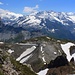 Tiefblick vom Talistock (2297m) aufs zuvor besuchte Balmeregghorn (2255m). Im Hintergrund sind die Gletscherberge vom Sustenpass und Winterberg.