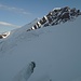 Da ich die Skier unterhalb des Biwaks habe stehen lassen, muss ich zu Fuß gehen. 