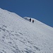Zwei Bergsteiger gehen in Richtung Roccia Nera.