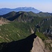 Gipfelaussicht vom Haupt (2313m) nach Norden. Im Vordergrund ist das Schidengrätli (2114m), am Horizont das Pilatusmassif mit dem auffälligen Tomlishorn (2128,5m). Dazwischen sind die vielen Gipfel des sogenannten Schwandengrates welche ich in den letzten paar Wochen besucht habe. Alle meine bestiegenen Gipfel sind zu sehen: Bocki (2073m), Heitlistock (2146m), Vorstegg (2082m), Wandelen (2105m), Astelhorn (2084m), Wengenhorn 2099m und Hanen (2015m).