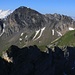 Gipfelaussicht vom Haupt (2313m) nach Südwesten zum Hochstollen / Gemsegg (2480,7m). Im Hintergrund sind die Berner Hochalpen zu sehen.