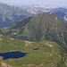Gipfelaussicht vom Haupt (2313m) über das Sachsler Seefeld zum Güpfi (2043m), einem sehr lohnenswerten Aussichtsberg der Voralpen.