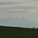 In der Hälfte des Anstieges konnte ich noch das Dreigestirn des Dachsteinmassives erkennen, jedoch machte sich die herannahende Schlechtwetterfront schon bemerkbar, deshalb der diesige Blick (Zoom).