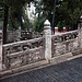 Schön gearbeitete Steinbrücke im Konfuziustempel von Qufu.