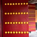 Rot-gelbes Tor in einem der vielen Tore, die man bei der Besichtigung des Konfuziustempels durchschreitet.